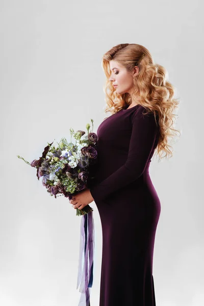 Ritratto di giovane donna incinta con un grande fiore in mano . — Foto Stock