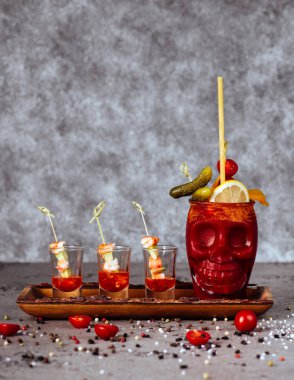 Meyve suları, likörler ve çeşitli romlardan yapılmış Zombi kokteyli