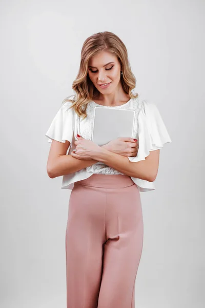 Портрет смеющейся женщины за планшетным компьютером — стоковое фото