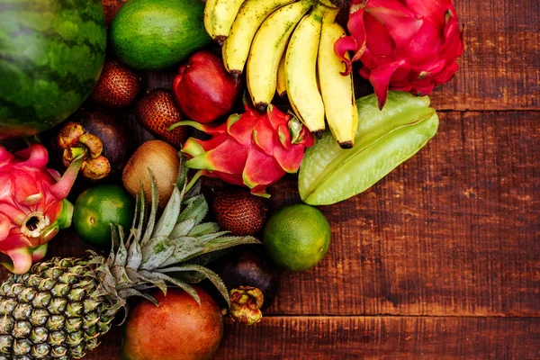 Tropische Früchte Hintergrund, viele bunte reife tropische Früchte — Stockfoto