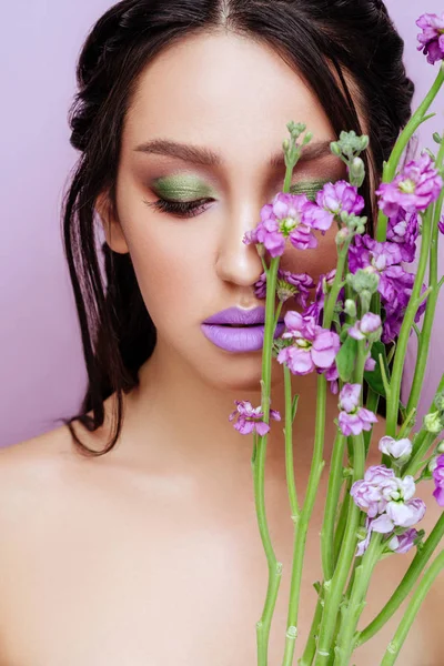 Mujer de belleza con corona floral flores de orquídea magenta — Foto de Stock
