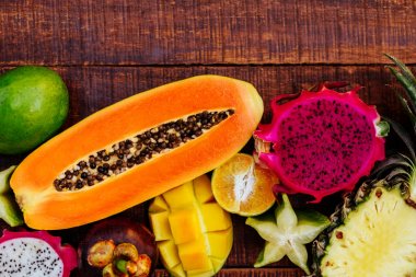 Koyu ahşap arka plan üzerinde tropikal meyve