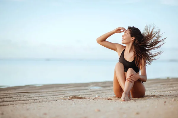 Plan extérieur du jeune modèle féminin souriant en bikini debout contre le ciel bleu . — Photo