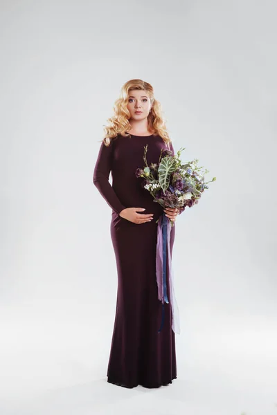 Portret młodej kobiety w ciąży z wielkim kwiatem w ręku. — Zdjęcie stockowe