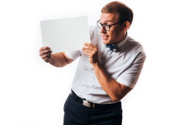 adam bir stüdyoda beyaz işareti tutan beyaz arka plan