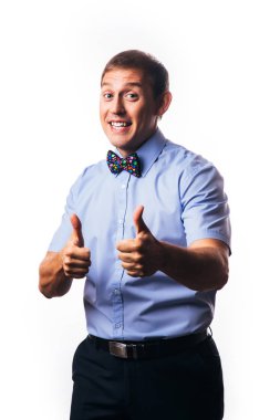 Kameraya gülümseyen yakışıklı iş adamı