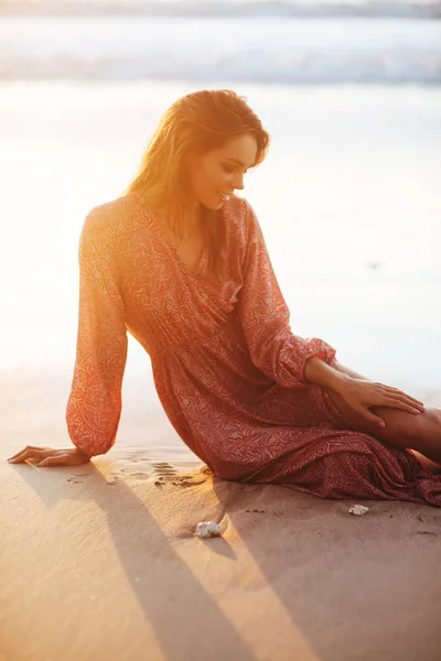Woman feeling free meeting sun near the sea — Stock Photo, Image