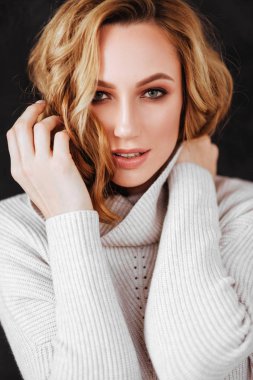 Sarı saçlı güzel genç kadın stüdyo çekim