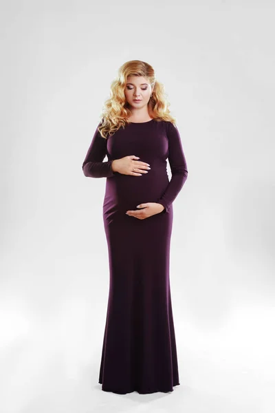 Bella donna incinta in studio — Foto Stock