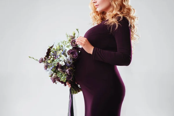 Porträtt av ung gravid kvinna med stor blomma i handen. — Stockfoto