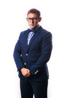 Kameraya gülümseyen yakışıklı iş adamı