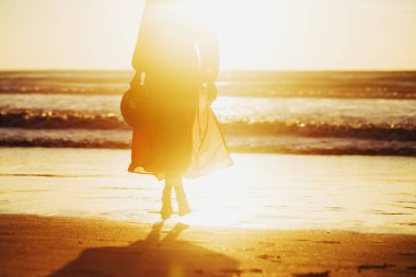 Sahil yolu üzerinde çalışan genç kadın.