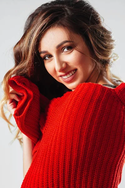 Retrato de joven hermosa mujer caucásica en camiseta roja alegremente sonriente mirando a la cámara . — Foto de Stock