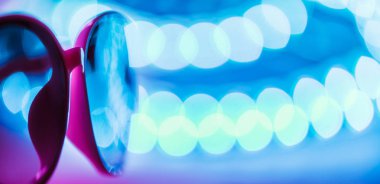 Renkli yansımalar ile izole güneş gözlüğü