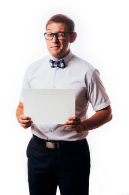 adam bir stüdyoda beyaz işareti tutan beyaz arka plan