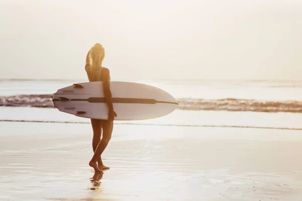 Surfista surfista olhando para o pôr-do-sol praia oceano — Fotografia de Stock