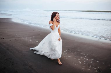 Mavi suda bir plajda gelin