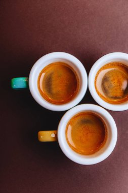 koyu arka planda espresso kahve renkli bardak