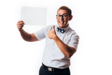 adam bir stüdyoda beyaz işareti tutan beyaz arka plan