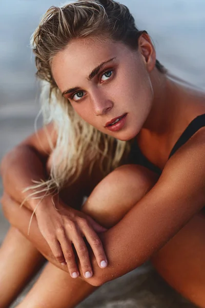 Gros plan portrait de jolie fille blonde aux cheveux longs posant sur la plage . — Photo