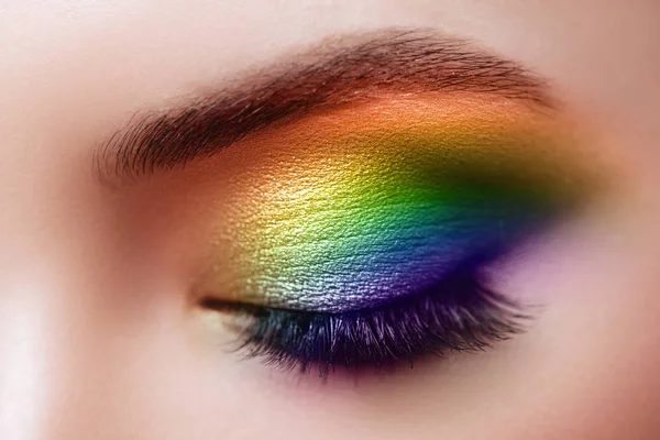 Maquillaje colorido arco iris en ojo de mujer — Foto de Stock