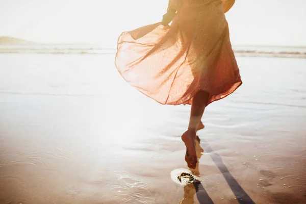 Mujer joven corriendo por el sendero de la playa . —  Fotos de Stock