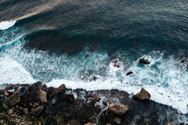 Okyanus dalgaları havadan görünümü.