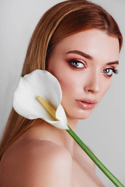 Portret szczęśliwy młody rudowłosy Pani patrząc z biały kwiat — Zdjęcie stockowe