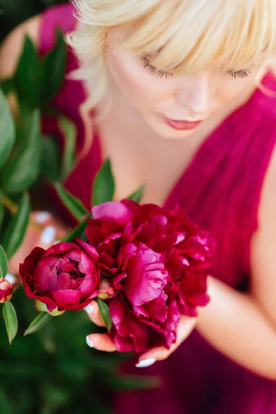 Buiten close-up portret van mooie jonge vrouw in de bloeiende tuin. Vrouwelijke lente mode concept — Stockfoto
