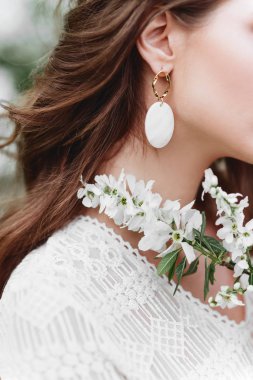 Şık, alışılmadık, kız kulağına küpe