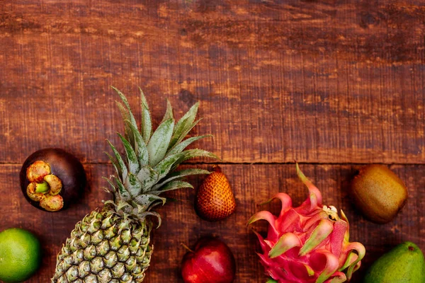 Tropische Früchte Hintergrund, viele bunte reife tropische Früchte — Stockfoto