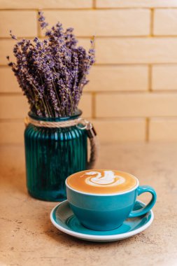 Hafif arka planda kahve ile lavanta