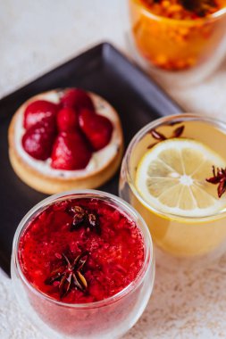 Çilek tart bitkisel çaylar ve meyveler ile servis