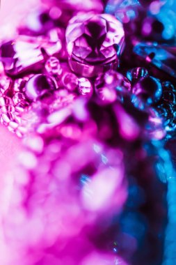 Mücevherlerle süslenmiş zarif mücevherler.