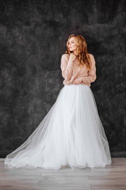 Sarı saçlı güzel genç kadın stüdyo çekim