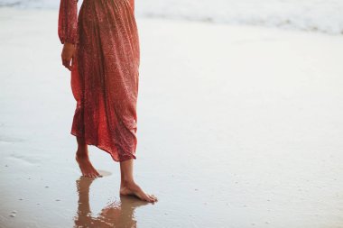 Sahil yolu üzerinde çalışan genç kadın.