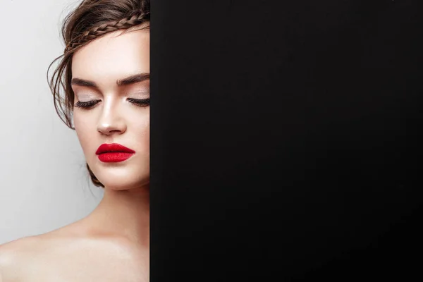 Güzel genç model kırmızı dudaklar — Stok fotoğraf