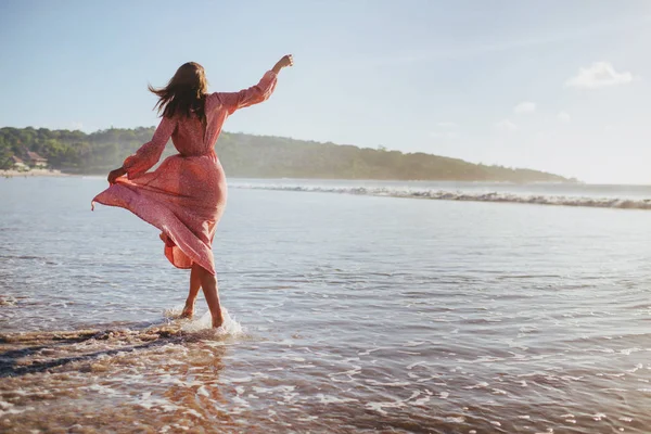 Young slim beautiful woman on sunset beach — Stock Photo, Image