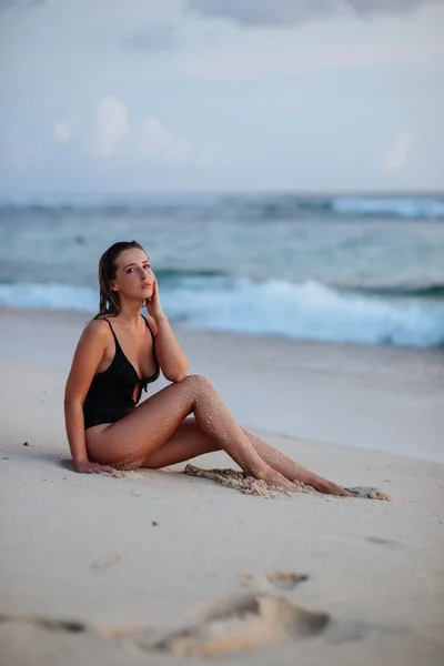 Mulher desfrutando de belo pôr do sol na praia — Fotografia de Stock