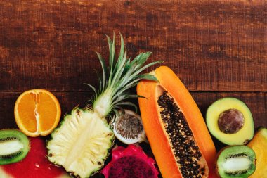 Koyu ahşap arka plan üzerinde tropikal meyve