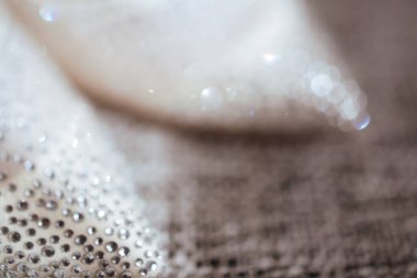 Gümüş ve beyaz bokeh ışıklar defocused.