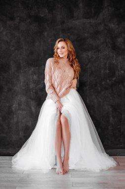 Sarı saçlı güzel genç kadın stüdyo çekim