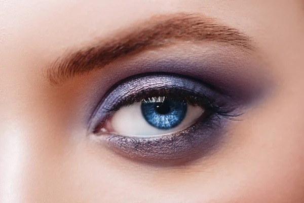 Vista da vicino di occhio di donna blu con belle tonalità e trucco eyeliner nero . — Foto Stock