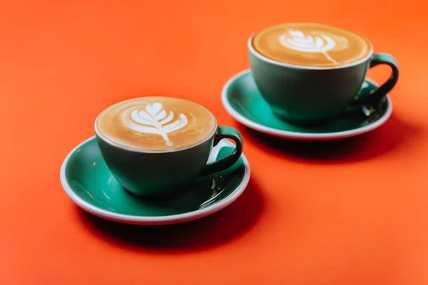 Tazas de café cian sobre fondo naranja . — Foto de Stock