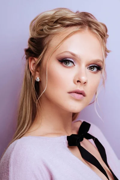 Beauty cute fashion model met mode make-up — Stockfoto