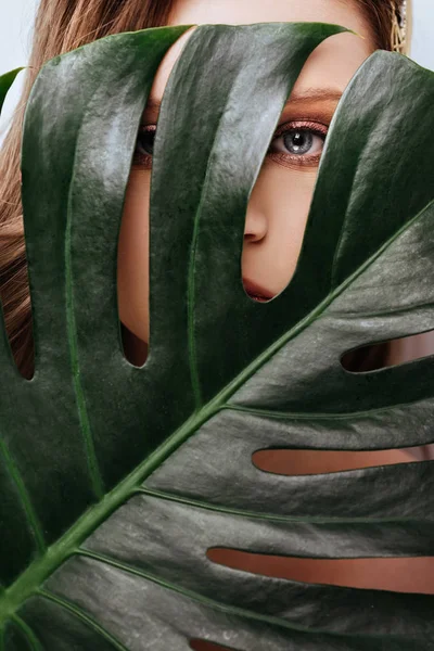 Retrato de mujer joven y hermosa en hojas tropicales . —  Fotos de Stock