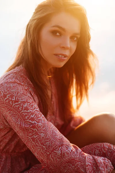Жінка насолоджується красивим заходом сонця на пляжі — стокове фото