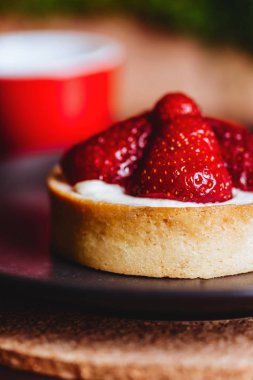 Bisküvi kurabiye ile kırmızı bir fincan kahve