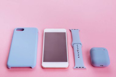 Güncel teknoloji. Çeşitli kişisel aksesuarların üst görünümü.