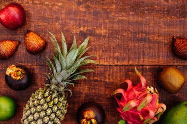 Koyu ahşap arka plan üzerinde tropikal meyve